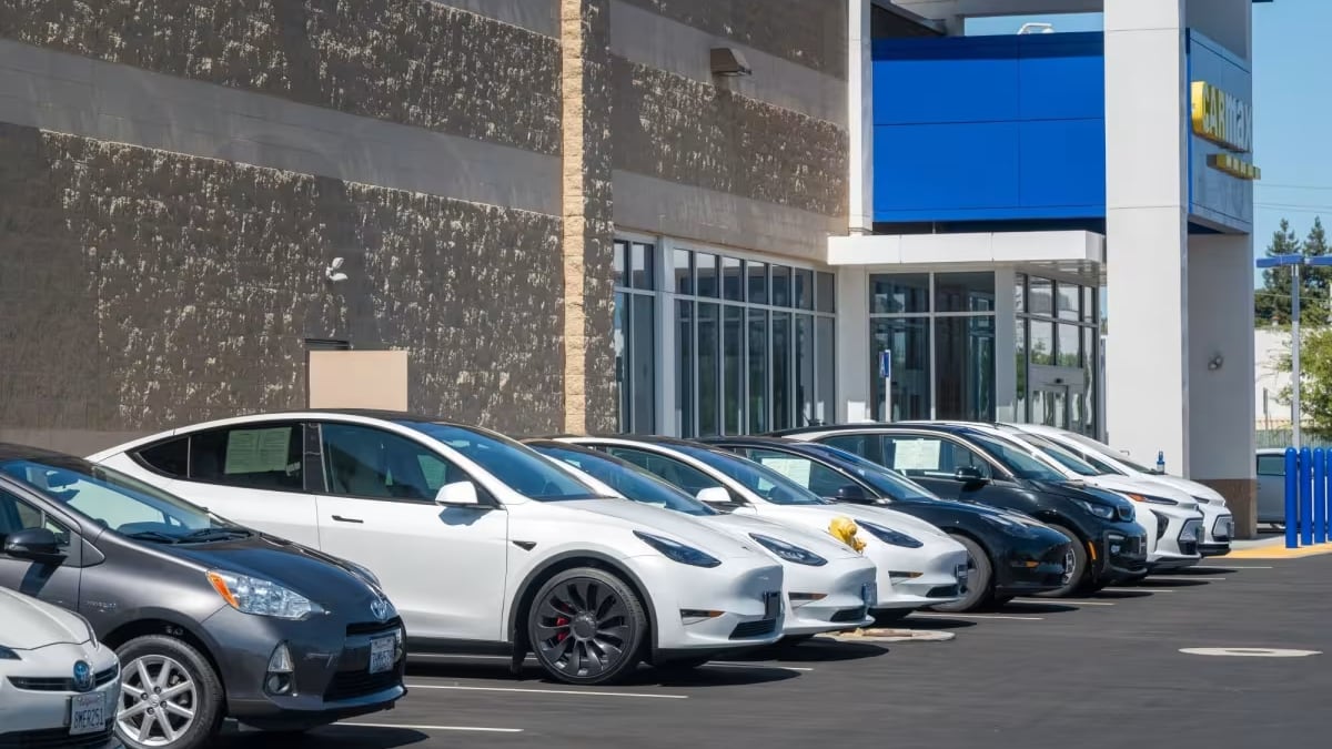 BLOOMBERG_used_evs-MAIN_i.png