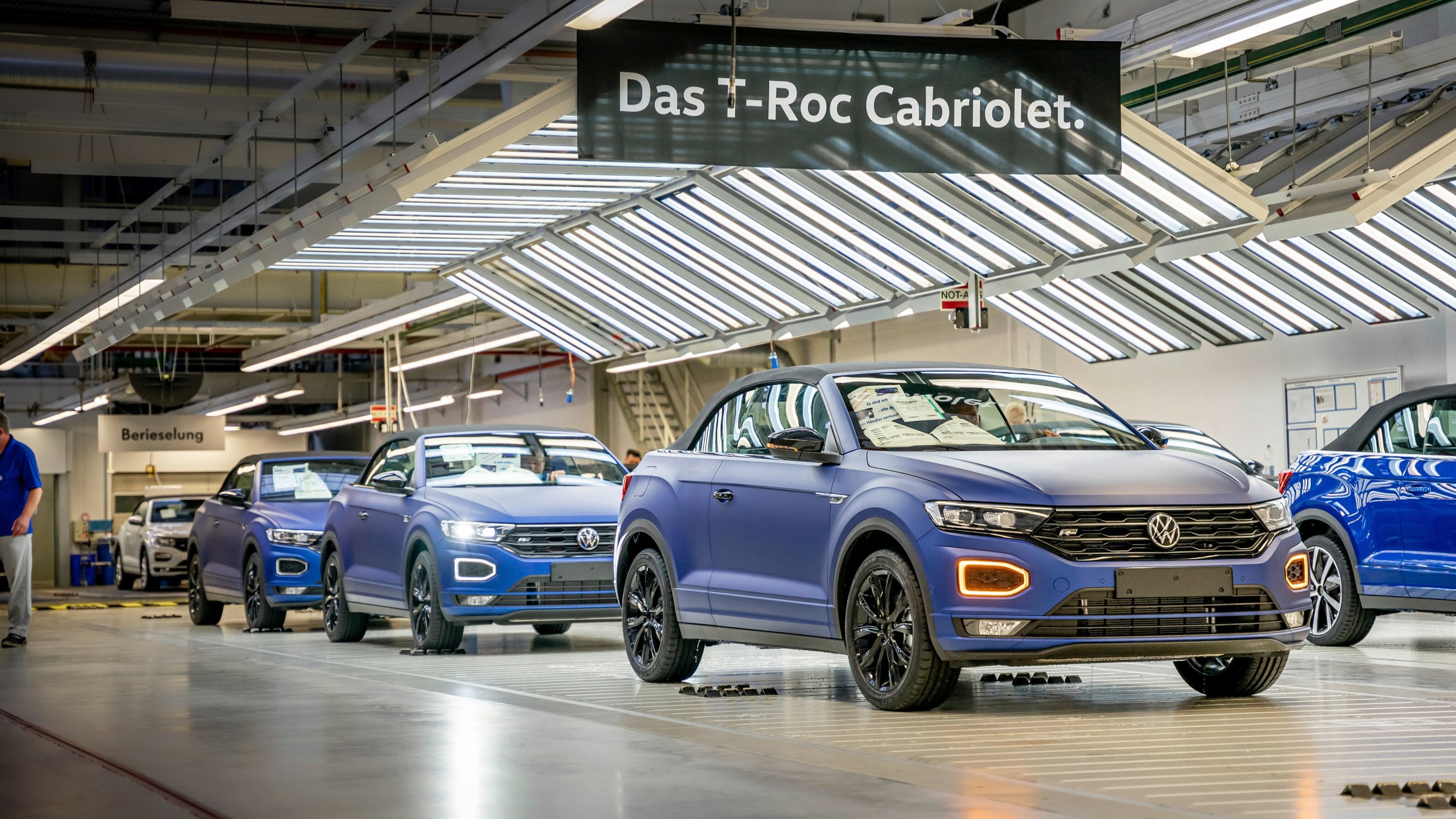 VW workers at German plant hold fresh warning strike